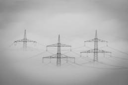 Strommasten im dichten Nebel