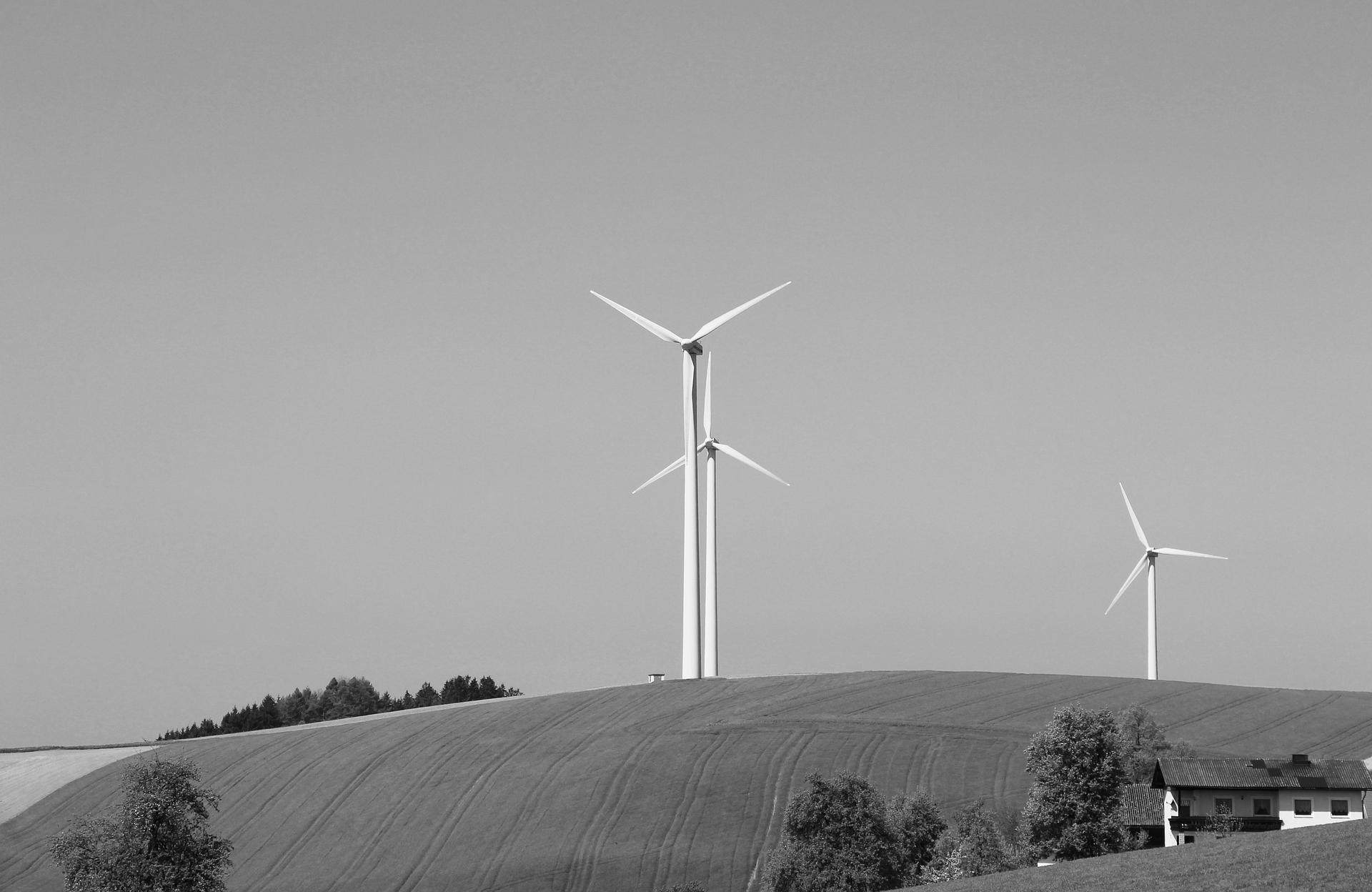 drei Windräder auf Hügel in Landschaft