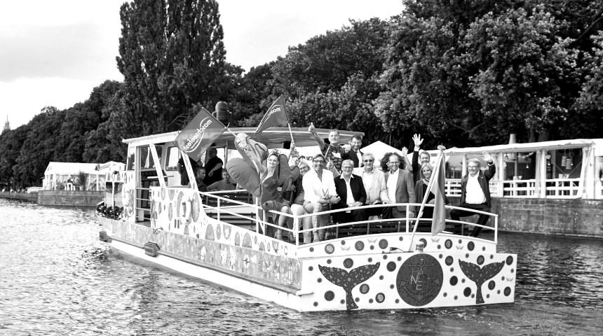 Menschen mit Fahnen auf Boot im Maschsee in Hannover