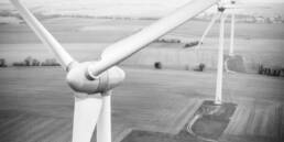 Nahaufnahme Turbine Windkraftanlage auf Feld