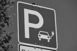 Straßenschild mit Hinweis auf Ladesäule für Elektrofahrzeuge