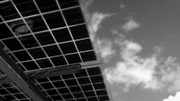 moderne Photovoltaikanlage und Himmel