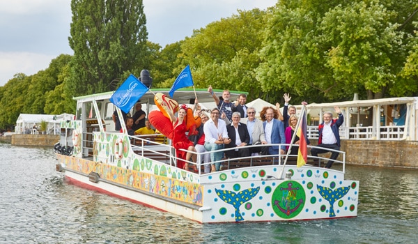 Menschen mit Fahnen auf Boot am Maschsee in Hannover